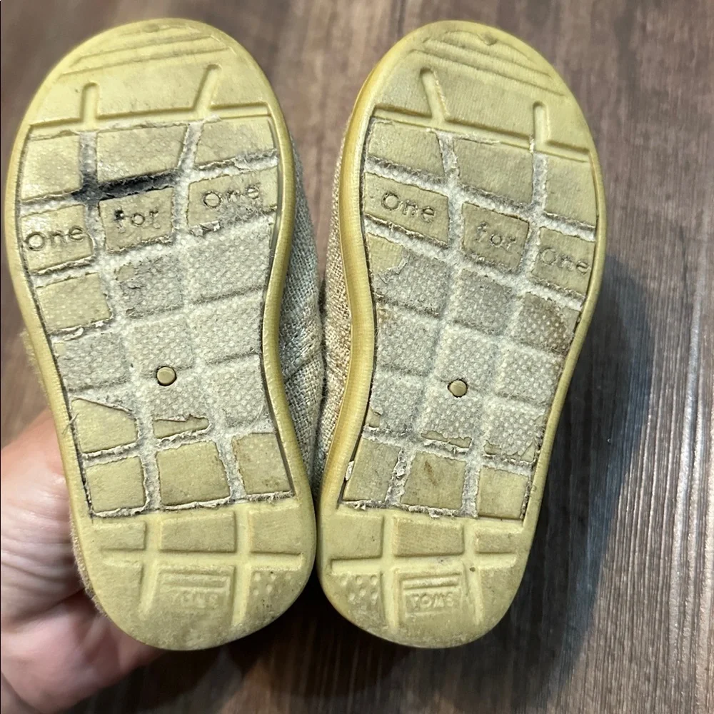 Toms‎ kids shoes size 5 toddler